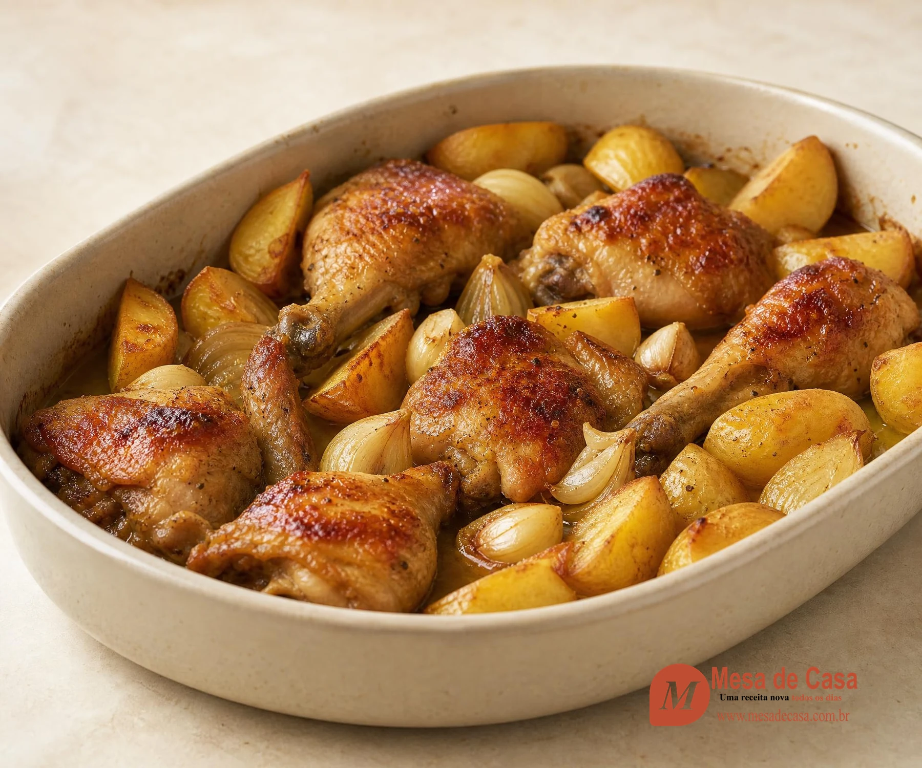 Pedaços dourados de frango assado com batatas, cebola e alho em travessa clara