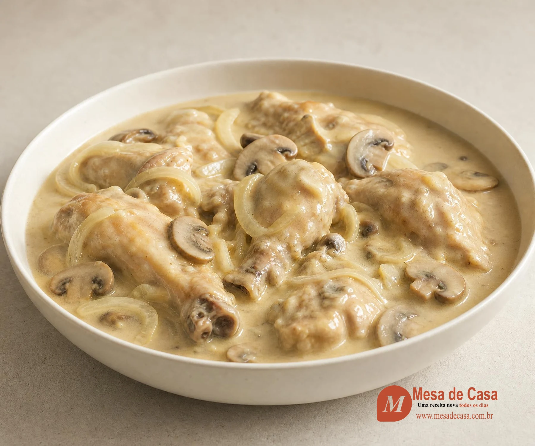 Fricassê francês cremoso com pedaços de frango e cogumelos em tigela clara