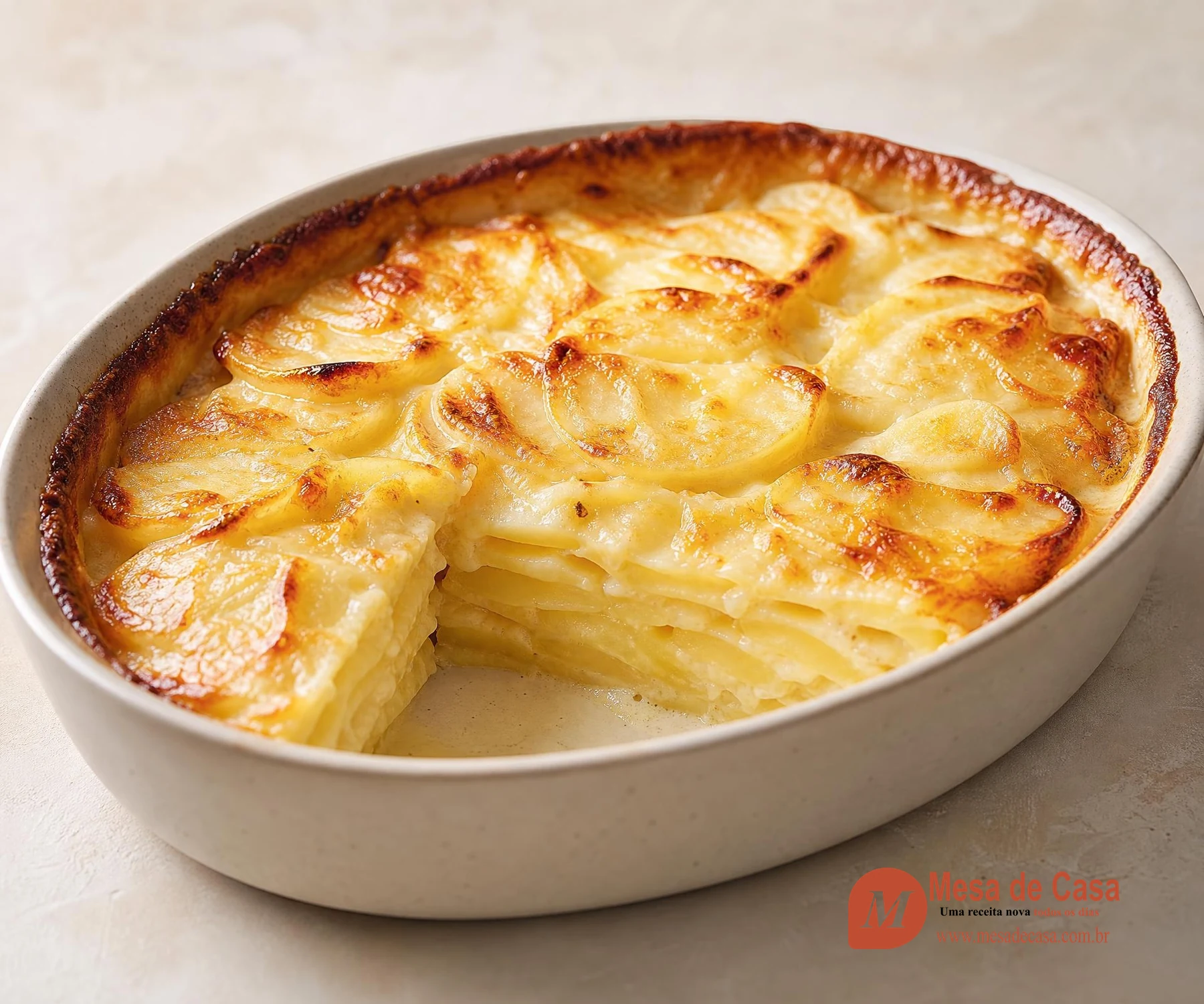 Gratin dauphinois dourado com camadas finas de batata em travessa clara