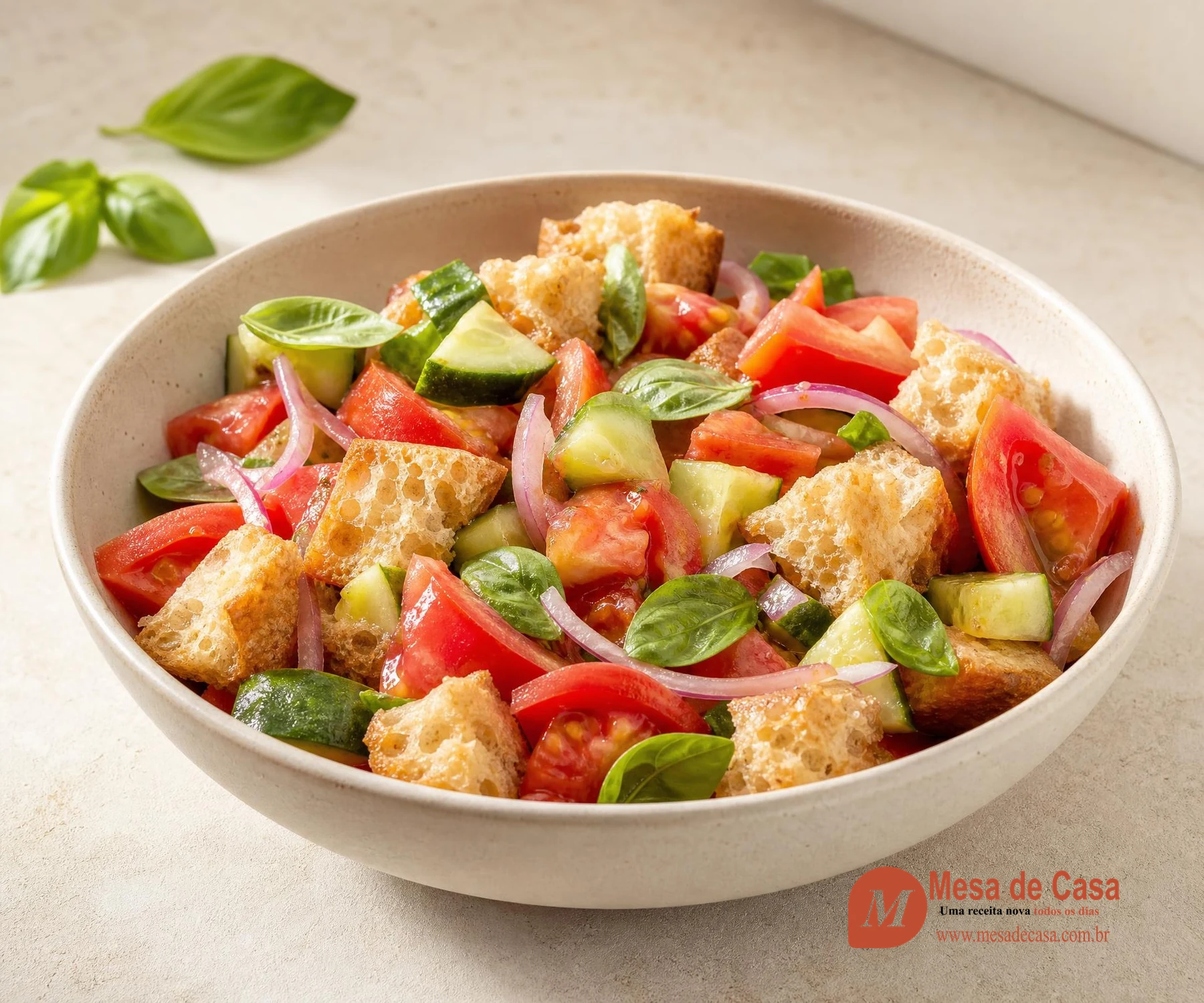Panzanella toscana com pão rústico, tomate, pepino, cebola e manjericão