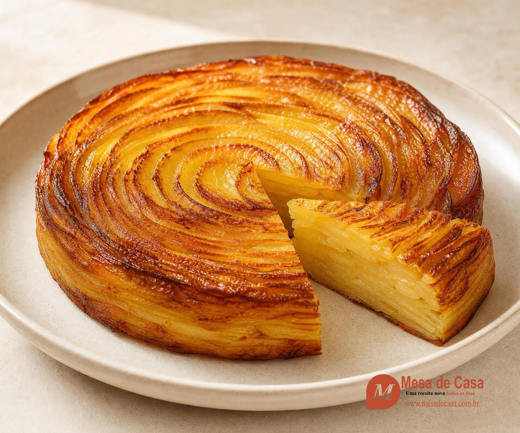 Pommes Anna redonda com camadas concêntricas douradas e uma fatia cortada