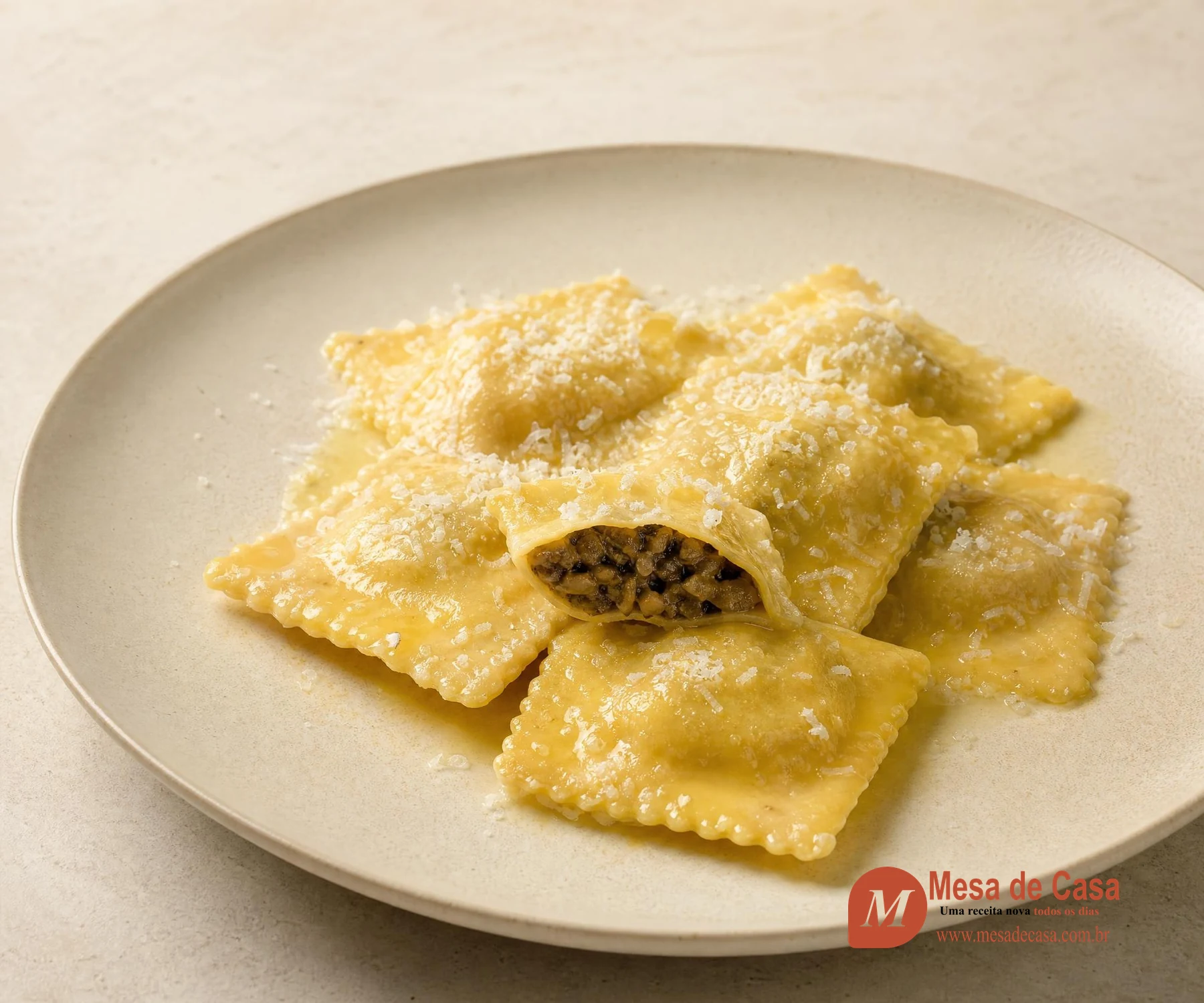 Raviólis quadrados com manteiga e parmesão, um deles aberto mostrando cogumelos