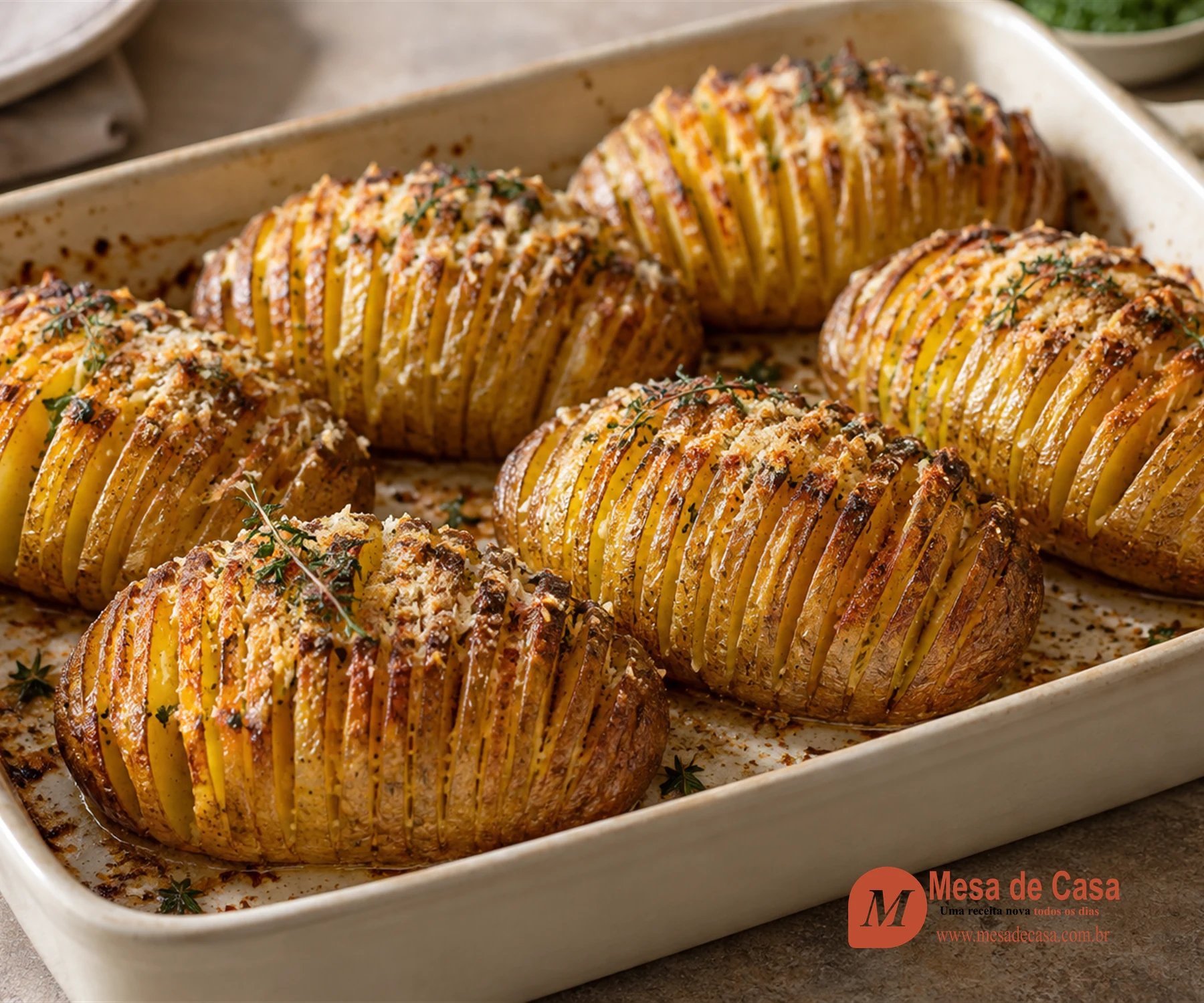 Batatas Hasselback com muitos cortes finos, bordas douradas e crosta leve de parmesão