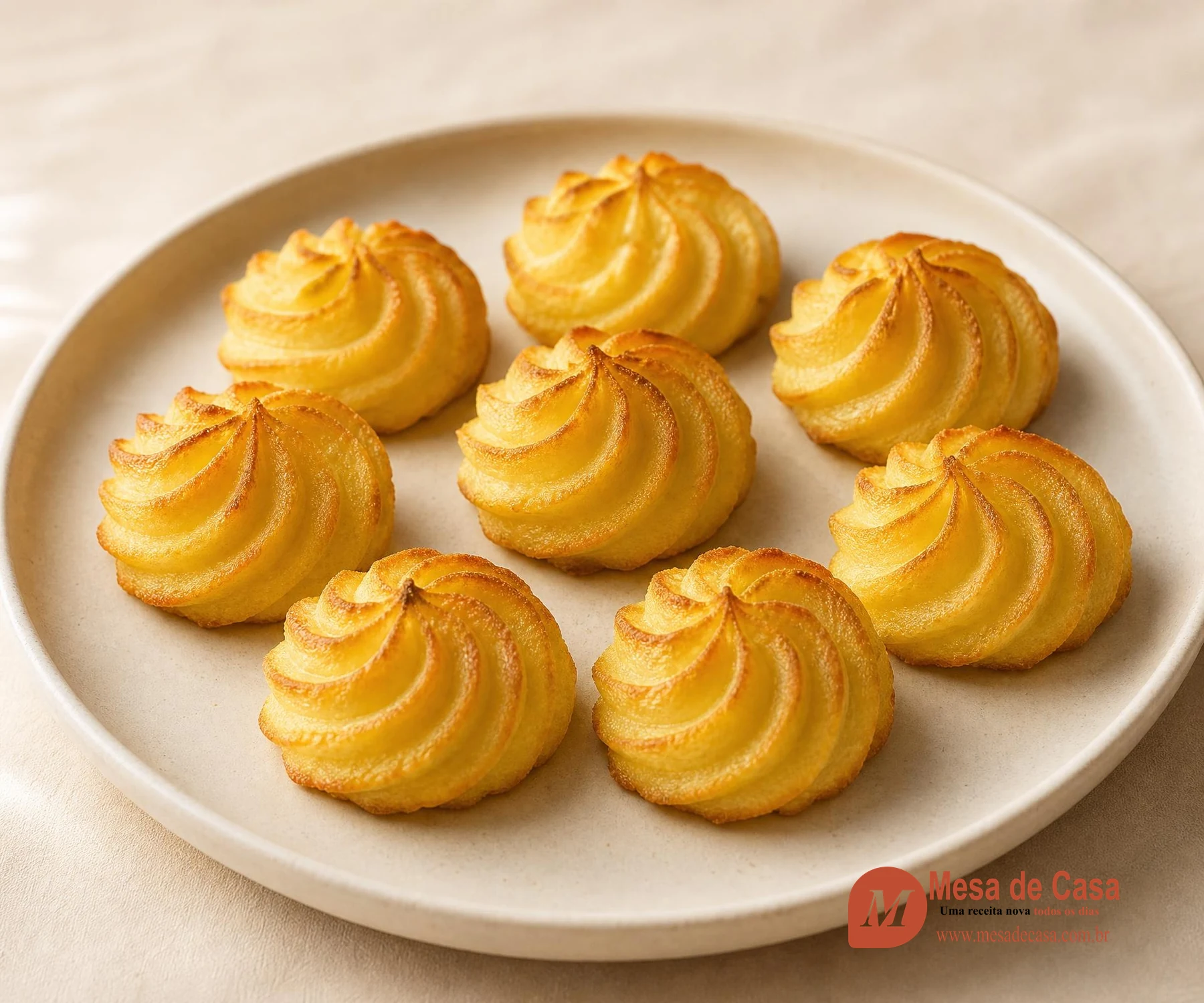 Pommes duchesse — rosaces dorées au four, servies dans une vaisselle claire