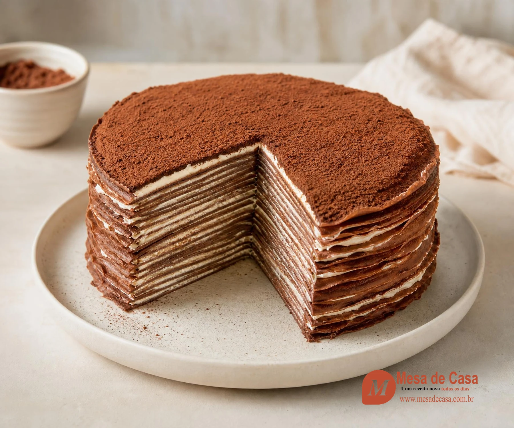 Bolo alto de crepes de chocolate com dezenas de camadas finas alternadas por creme de baunilha