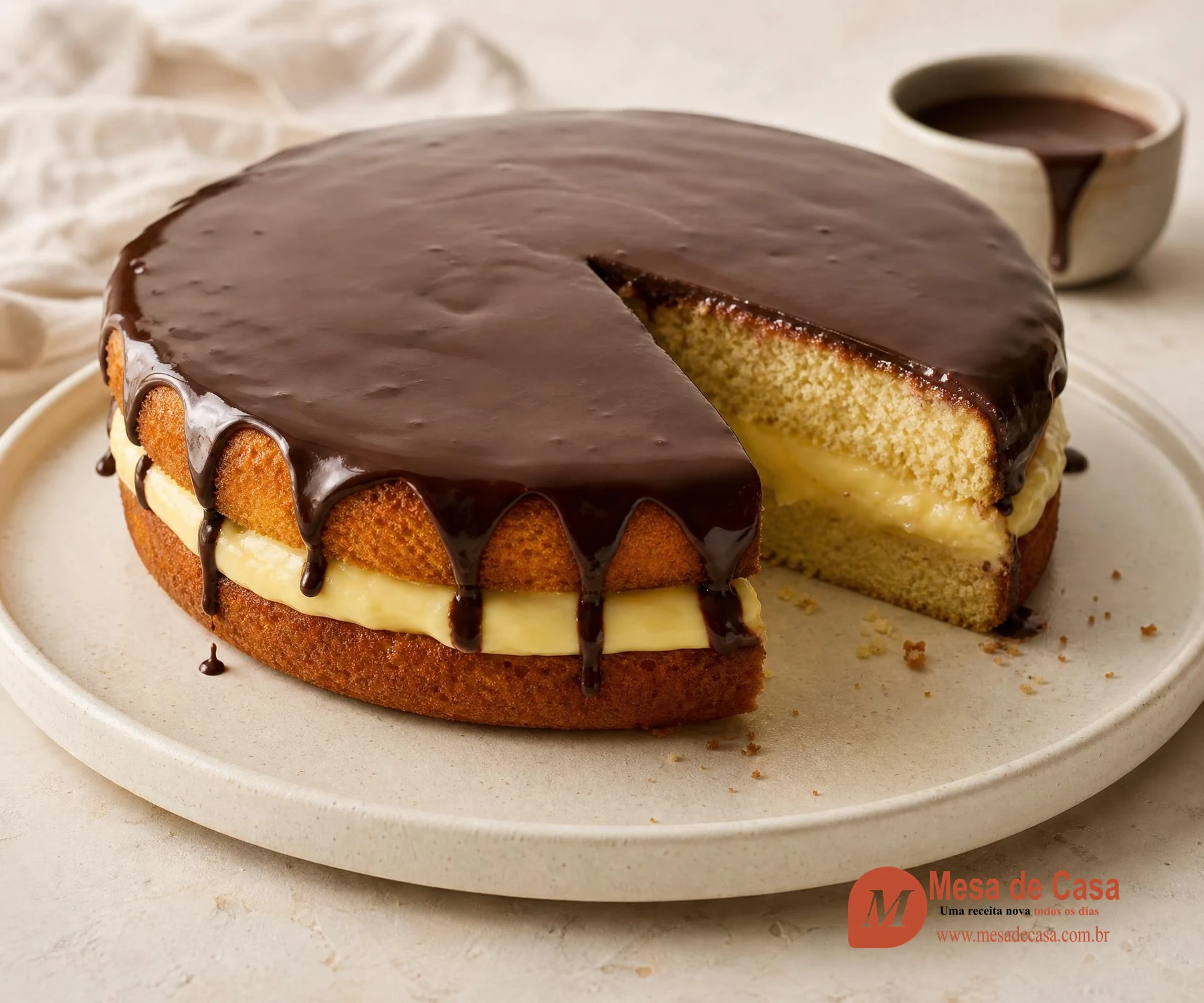Boston cream pie com duas camadas douradas, recheio espesso de baunilha e cobertura lisa de chocolate