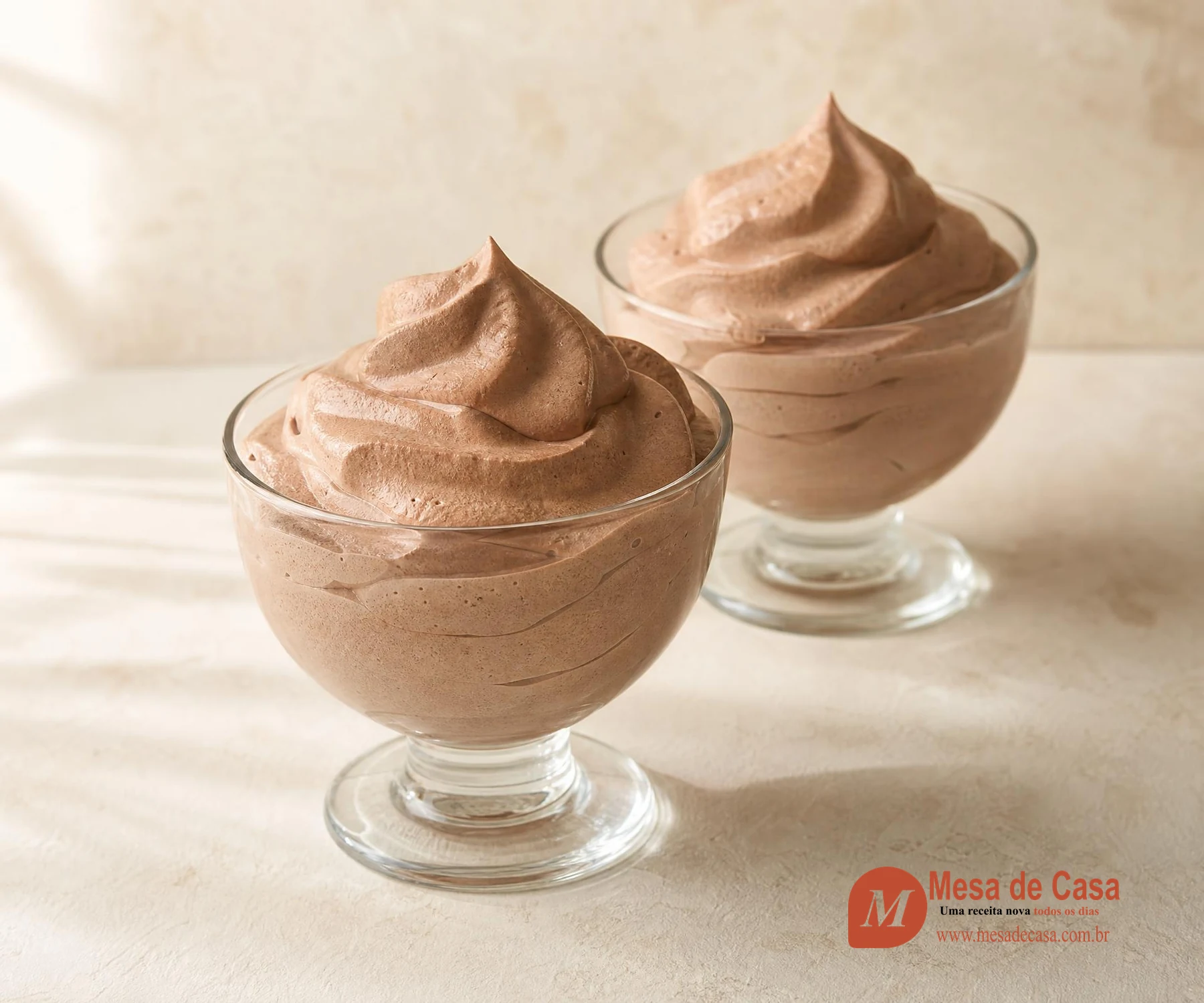 Chantilly de cacau — com três ingredientes, servido em louça clara