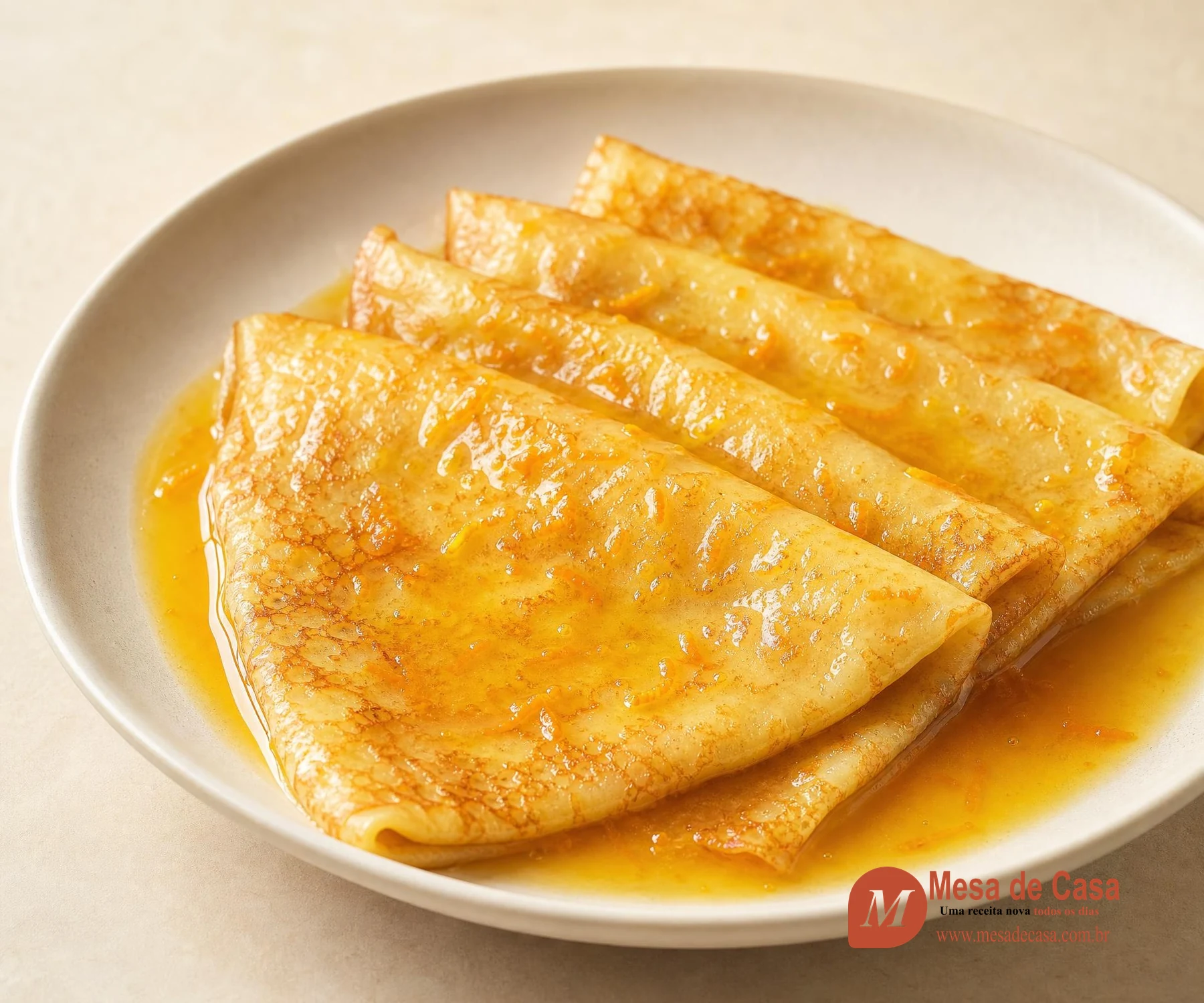 Crêpes Suzette — com calda de laranja, sem álcool, servido em louça clara
