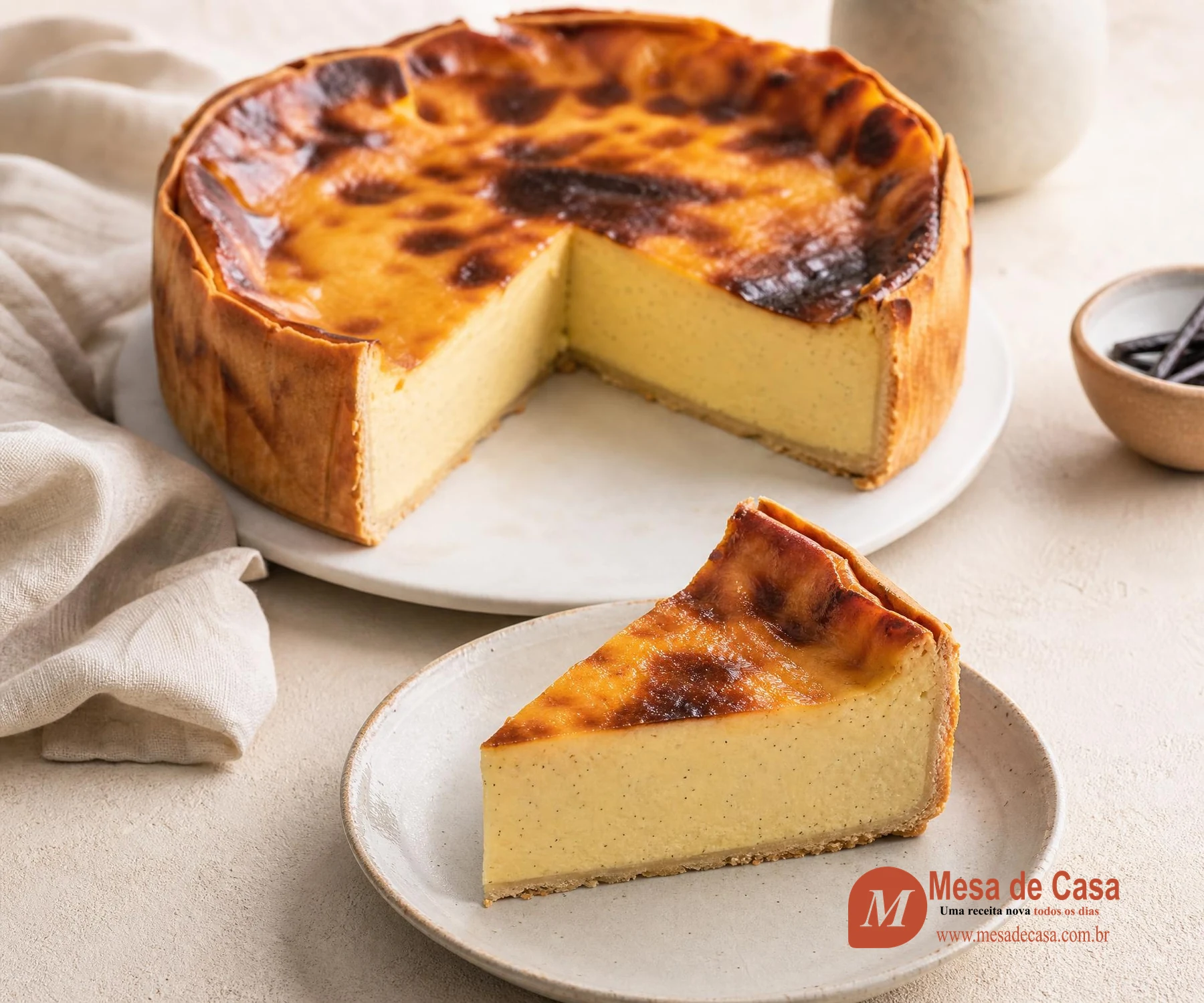 Flan pâtissier alto com superfície tostada, base fina e interior cremoso pontilhado de baunilha