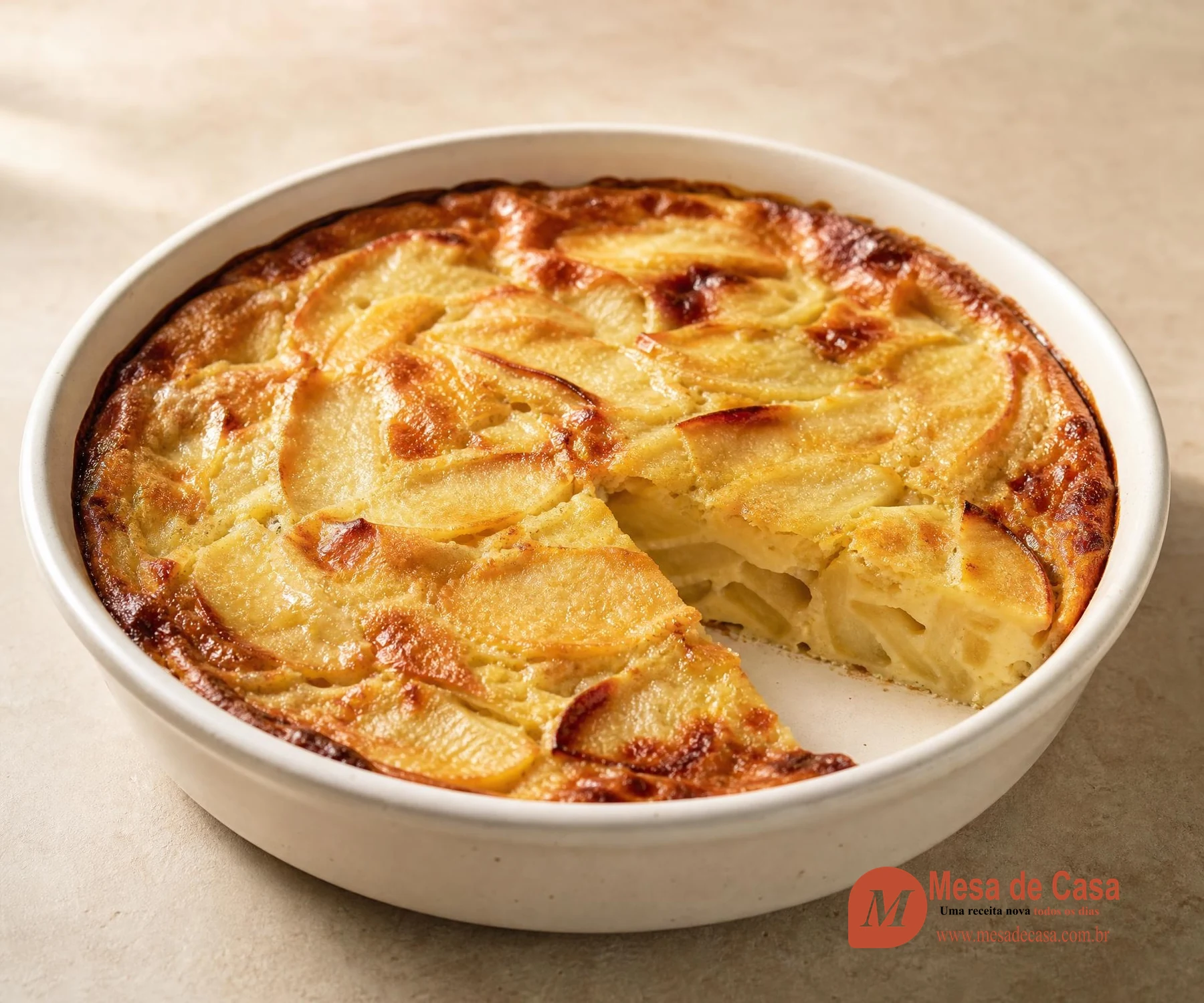 Flognarde de maçã — com massa cremosa de ovos, servido em louça clara