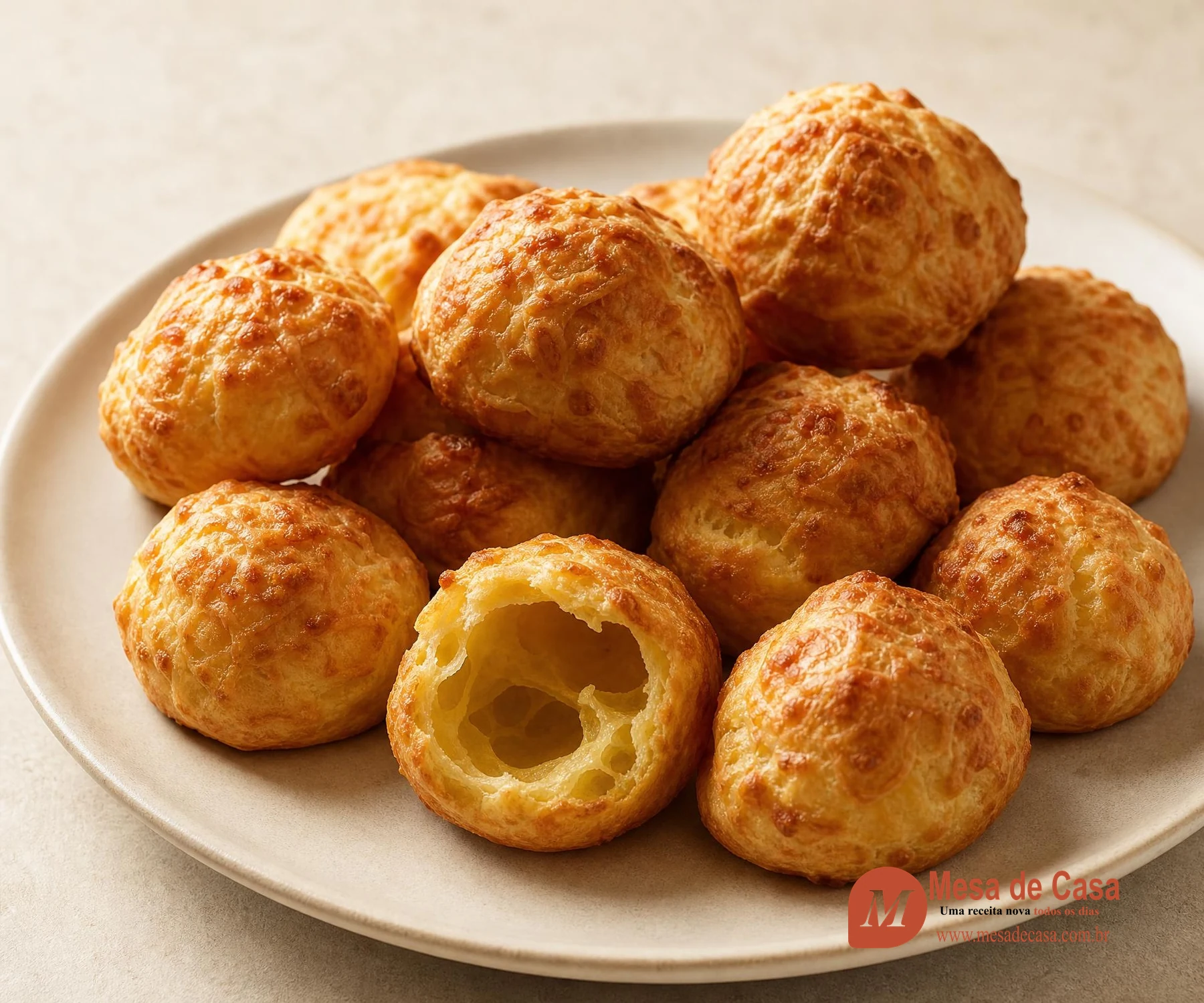 Gougères de gruyère — leves e ocas por dentro, servido em louça clara