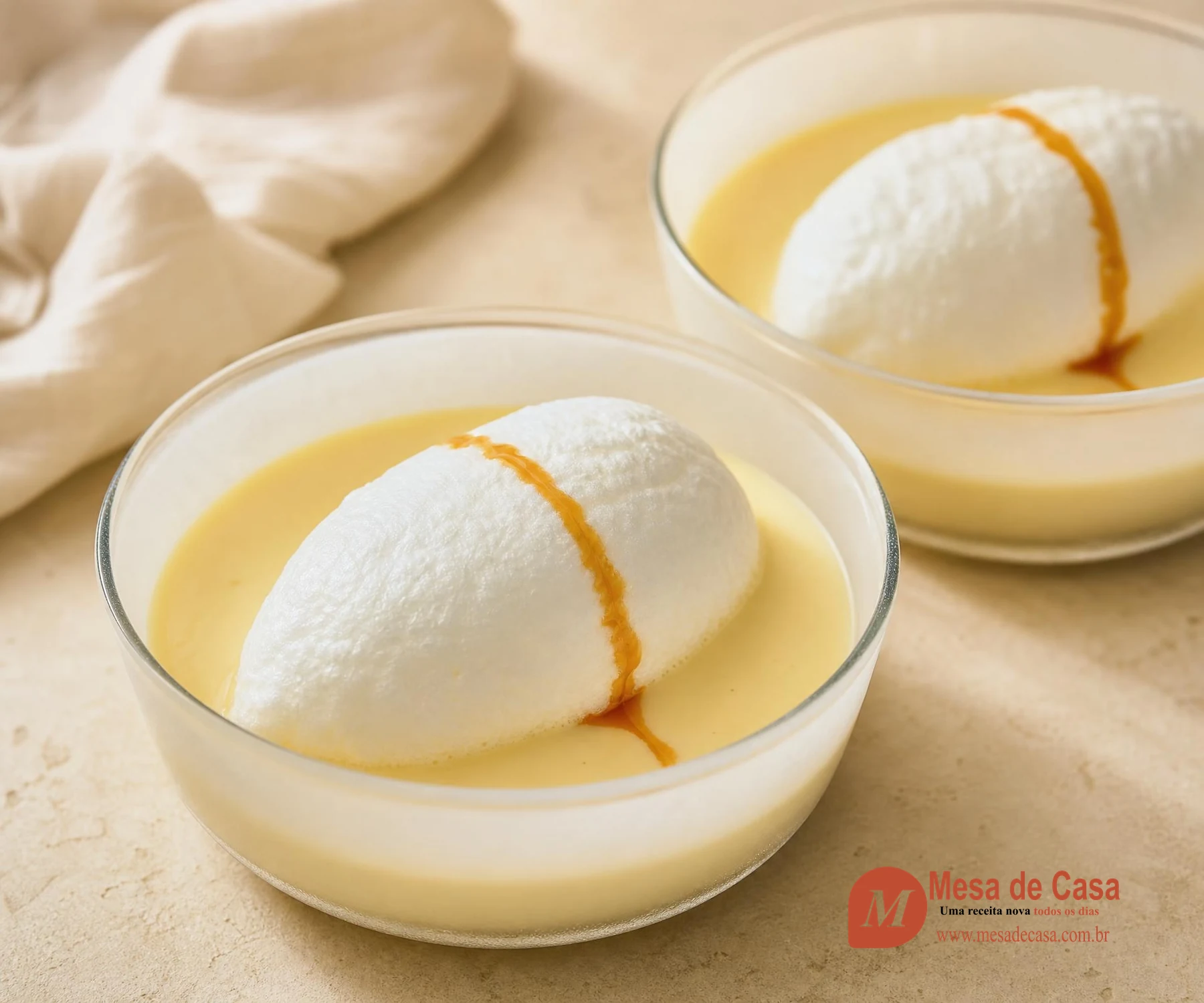 Île flottante — com creme inglês e caramelo, servido em louça clara