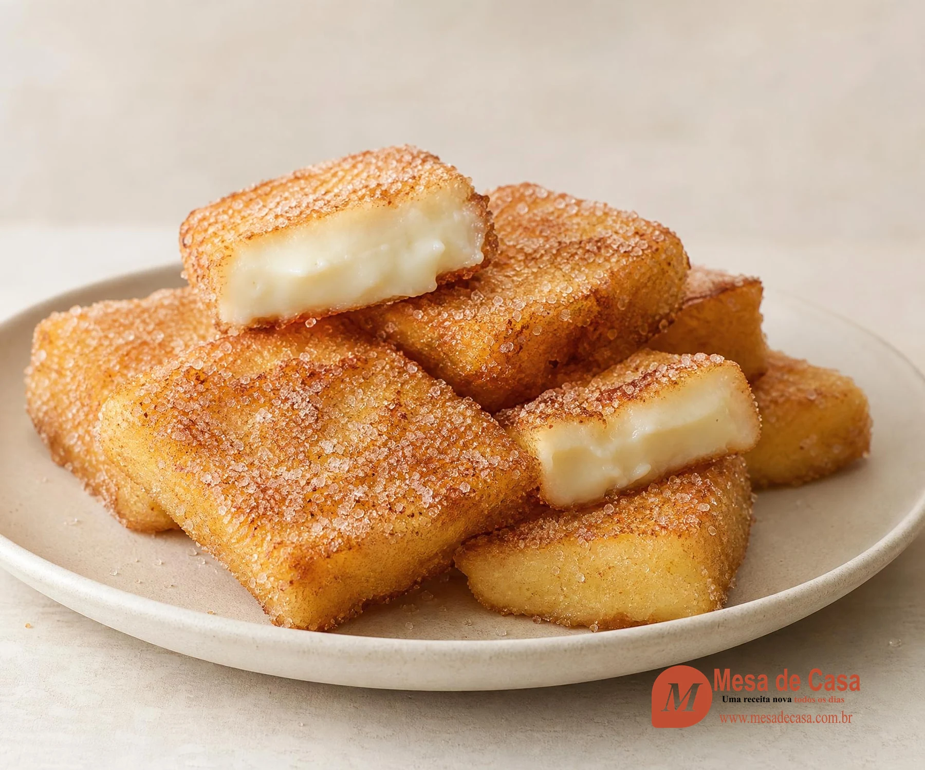 Retângulos dourados de leche frita com casca fina e centro branco, firme e muito cremoso