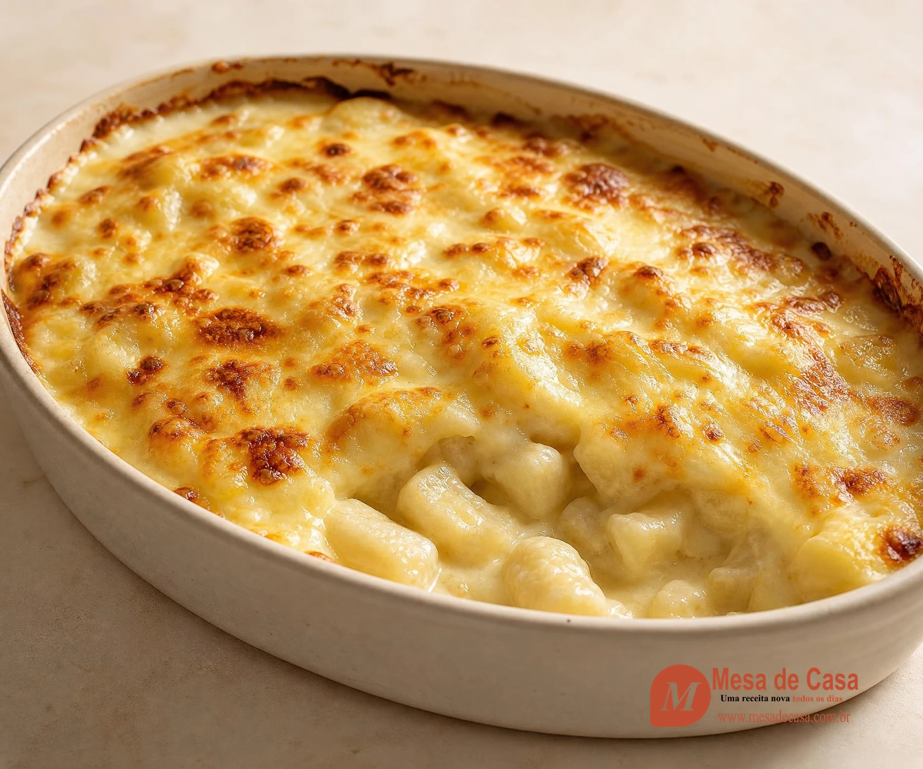 Pariser Gnocchi Gratin — Brandteig mit Gruyère, serviert auf hellem Geschirr