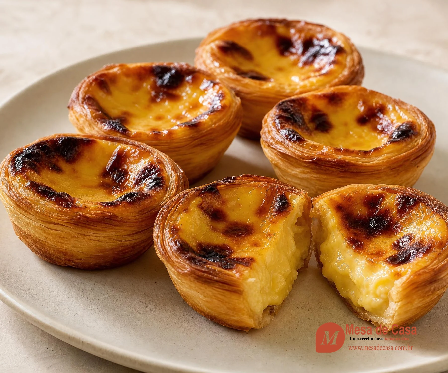 Pastel de nata — com folhado feito em casa, servido em louça clara