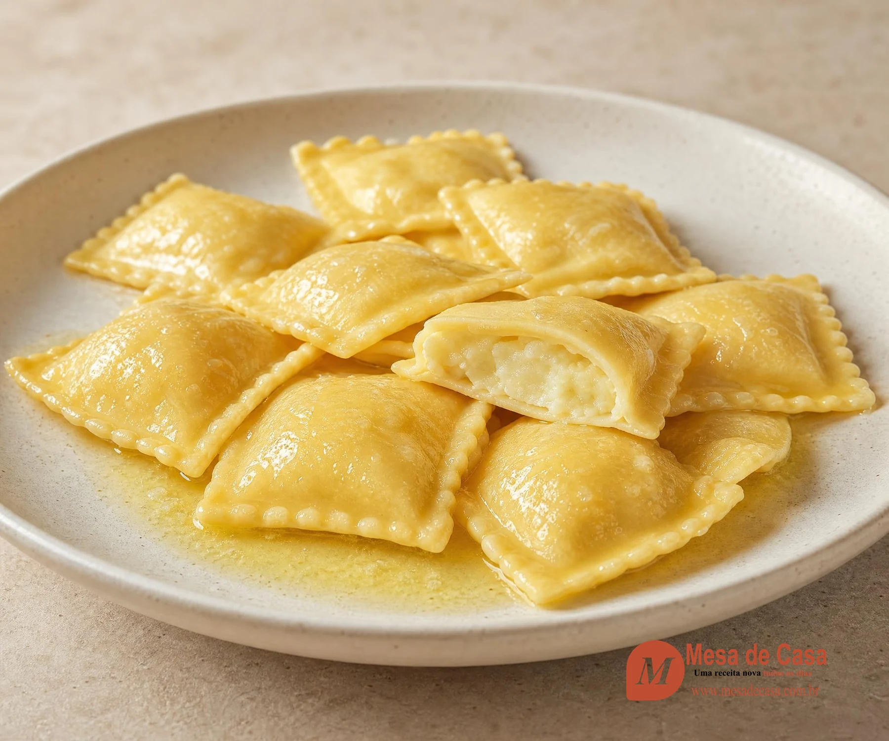 Ravioli de batata — com parmesão e manteiga, servido em louça clara