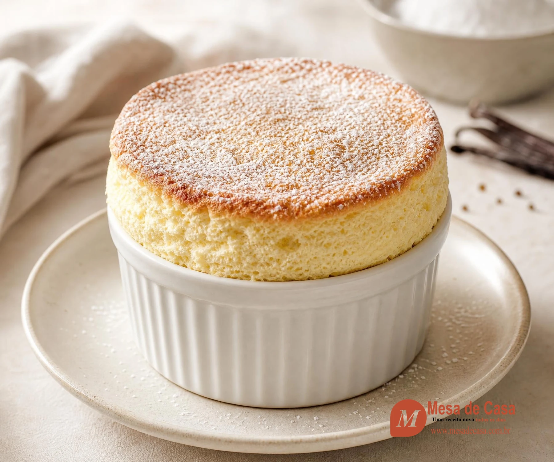 Soufflés de baunilha altos e claros em ramequins, com superfície levemente dourada e interior aerado