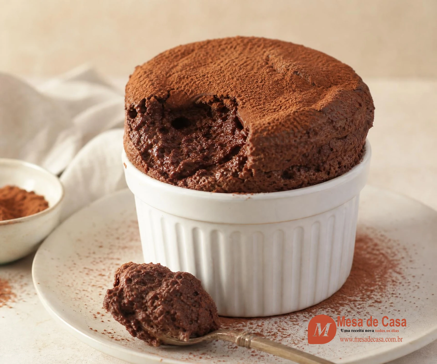 Soufflés individuais de chocolate muito altos, com topo delicadamente rachado e centro ainda cremoso