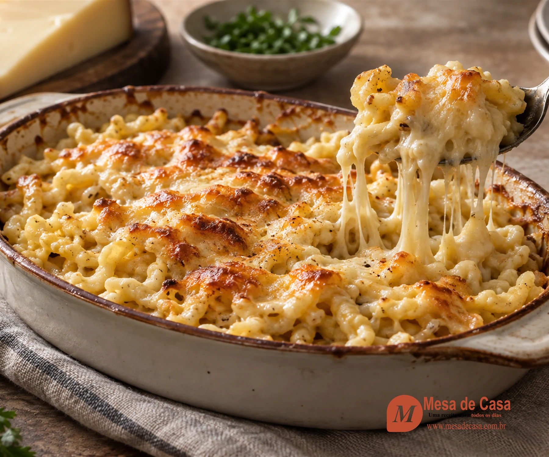 Spätzle irregular gratinado com Gruyère, com queijo dourado e uma colherada levantada