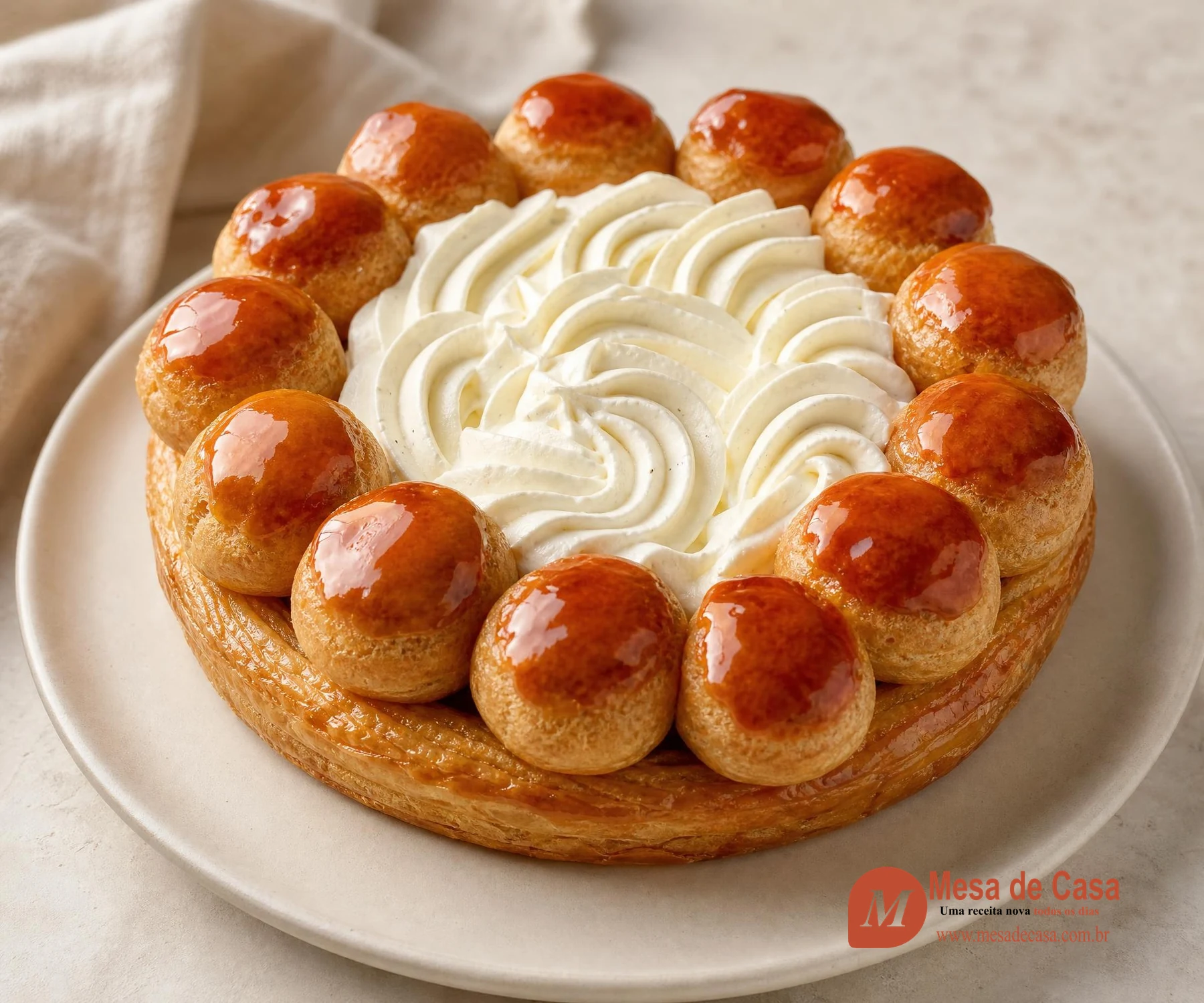 Torta Saint-Honoré — com chantilly e caramelo, servido em louça clara